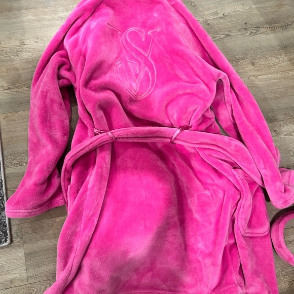 Victoria’s Secret hot pink fluffy bathrobe - Picture 3 of 4